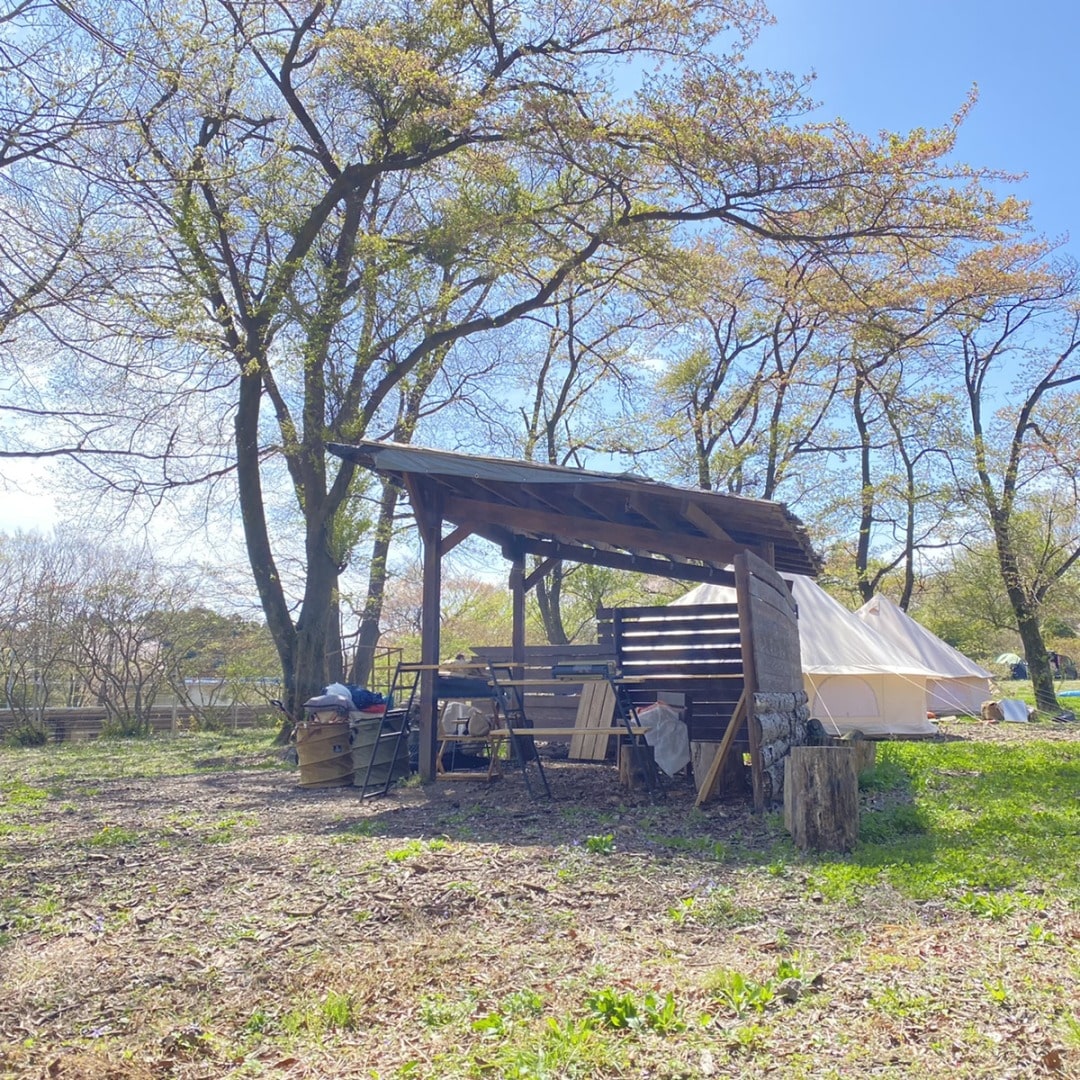 木の屋根付き小屋